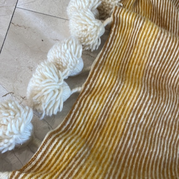 Moroccan wool throw with pom pom tassel detail - Picture 2 of 3